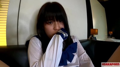 Ragazza giapponese di 18 anni con tette piccole schizza e orgasmi con dita e giocattolo sessuale. Ragazza asiatica in costume cosplay scuola dà pompini in video amatoriale. Mao 7 OSAKAPORN.