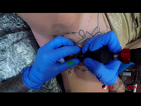 ❤️ Estremamente tatuato hottie Sully Savage ottenuto un tatuaggio sul suo clitoride ❤️ Video di sessoal it.xlxxporno.ru ❌